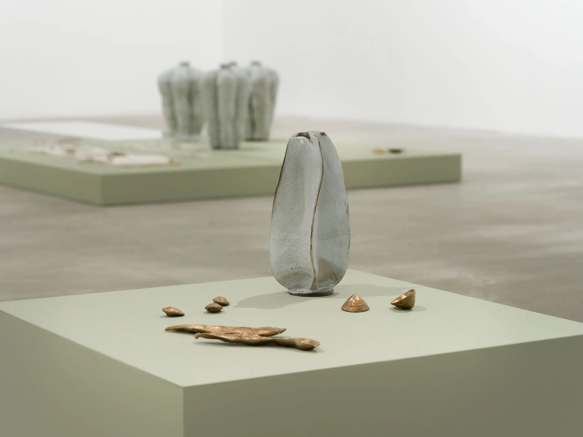 Our Dust, 2024. Vue de l’exposition, Patel Brown Toronto, printemps 2024 / exhibition view, Patel Brown Toronto, spring 2024. Documentation : Darren Rigo